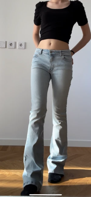 Jeans - Säljer mina bootcut miss Sixty jeans! Kommer tyvärr inte till användning för att de är för långa på mig. Passar någon som är ca 163-167 skulle jag tro! Använda typ 3 gånger. Storlek 29/32 men passar också 26,27,28/32
