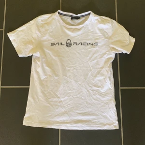 Sail racing T-shirt - Bra skick ändå som är off är två små hål där av priset, säljer för den har blivit lite för liten på längden men passar bra på kropp.