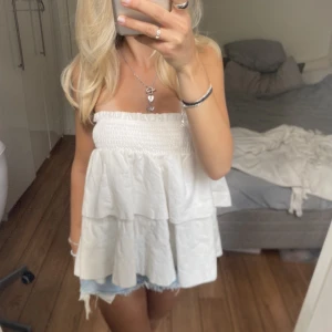 Topp/kjol - Säljer denna volang topp/kjol, går att ha som båda. Den är sparsamt använd så i fint skick! Har du någon fråga är det bara att höra av sig🫶🏻