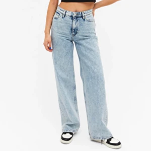 Ljusblå vida jeans - Mycket fina ljusblå jeans från Monki i modellen ”Yoko hög midja vida ljusblåa jeans”!! Säljer pga att jag växt ur dem. Storlek 26, vilket motsvarar strl XS/34 enligt Monkis storleksguide. Kostar ursprungligen 400 kr men säljer för 180 kr🌻