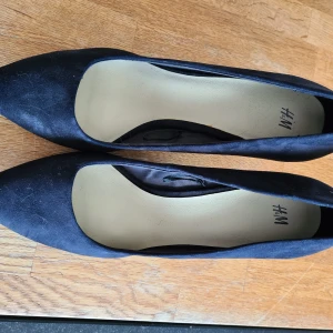 Pumps - Svarta skor med mellan klack, från HM. Aldrig gått med ute endast provade hemma. 