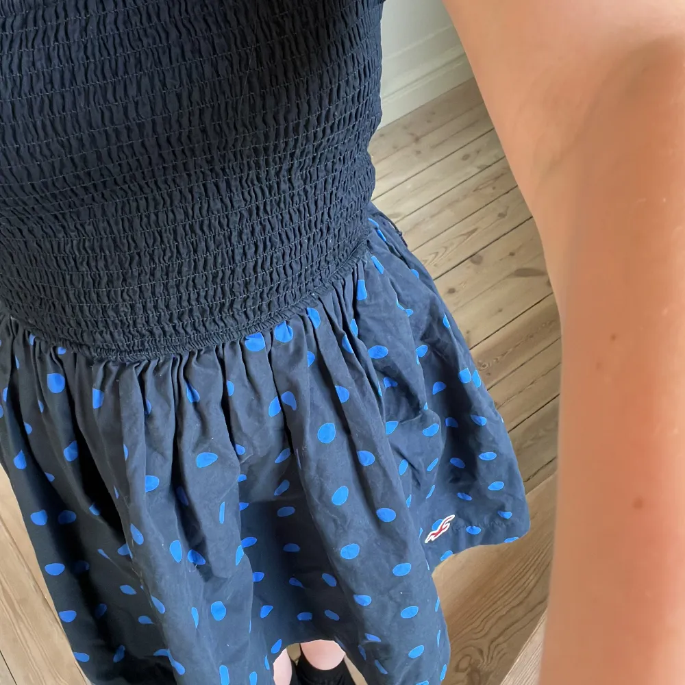 Super cool svart klänning med blåa prickar på!💙🔵. Klänningar.