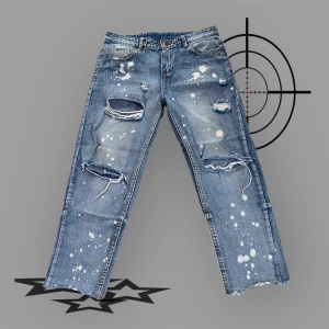 Ripped jeans - Ett par fräna straight leg jeans med hål i. Sköna och i fint skick. Storlek S men skulle uppskatta storleken till 32/30. Mått är: waist 42 cm - inseam 63 cm - leg opening 17,5 cm - front rise 29 cm - thigh 28 cm - knee 23 cm