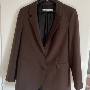 Zara kavaj - Sjuukt snygg kavaj från zara! Använd bara 2 gånger så i fint skick.  Storlek M❤️🥰 så lite oversized