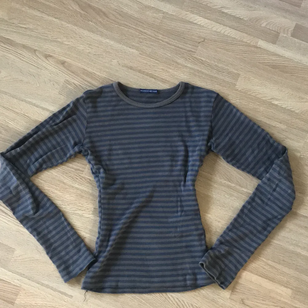 Jättefin randig långärmad tröja från Brandy Melville i strl S. Sitter jättefint på och är knappt använd! Ursprungspris:230kr så detta är en väldigt bra deal!. Toppar.