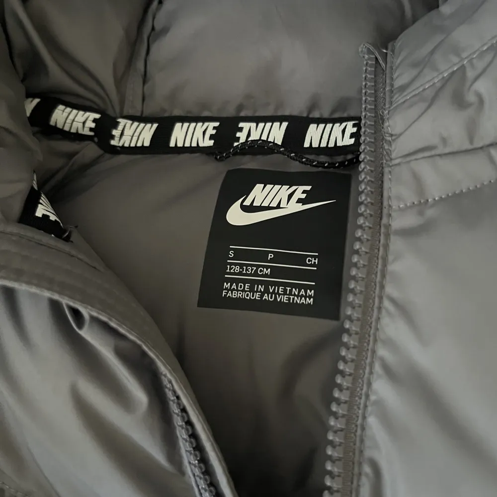 Grå dunjacka från Nike i storlek 128-137. Aldrig använd. Pris går att diskuteras!!. Jackor.