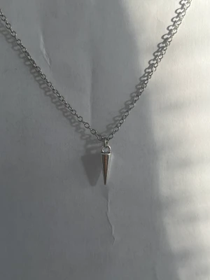 Magiskt nithalsband - Silvrigt nithalsband Skickas som brev FRAKT:19kr