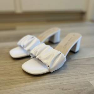 Säljer ett par superfina vita sandaler med lite klack, storlek 38. Endast testade så de är helt i nyskick! Frakt betalas av köpare🌸