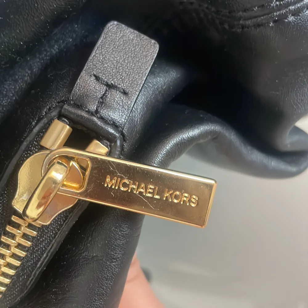 En Michael kors väska i svart och guld 💘 lite repig så säljer därför för ett billigt pris. Inuti väskan är det 3 pack och i de facken ytligare 6 fack💗Det är min mammas gammla och tror därför inte den finns i lager länge. Kan tänka mig att nypris var 700kr. Väskor.