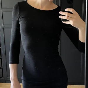 Figurnära klänning  - Figurnära klänning från Gina. Fint skick!