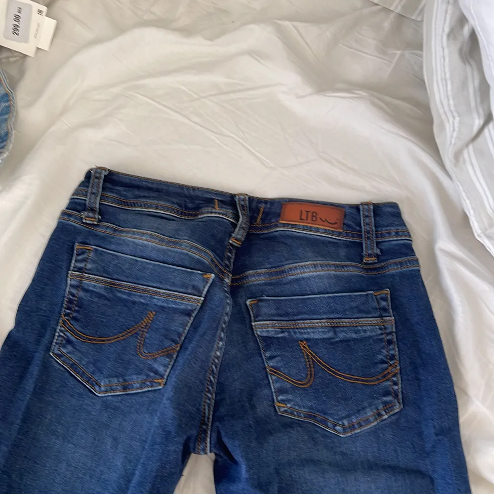 Ett par ass snygga lågmidjade  jeans från LTB som Tyvär har blivit lite för korta för mig. Dem är i ett nyskick inte andvänt som många gånger. Jag är 167. Nypris för dem är 800kr. . Jeans & Byxor.