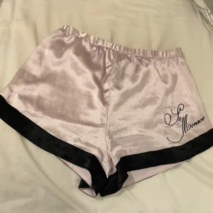 Siden shorts  - Rosa siden shorts i storlek 40, super sköna och i bra skick 💖