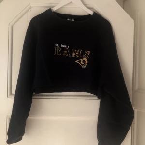 Collagetröja/sweatshirt - Croppad vintage sweatshirt, mörkblå och i fint skick. Passar oversize på mig som brukar ha s/m