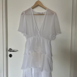Vit klänning - Helt oanvänd klänning från na-kd