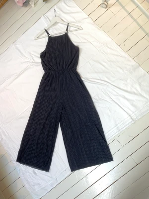 Jumpsuit - Använt få gånger. Jätteskön att ha på sig🖤