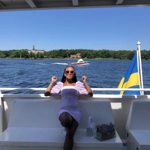 Lila klänning broderi detaljer  - En jättesöt klänning från h&m i fint skick. Trekvarts ärm. Dragkedja i bak