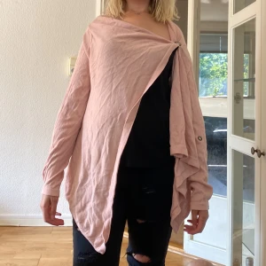 Säljer kofta  - Säljer en kofta som stått i garderoben men tycker att de är en annan som ska få äga denna 