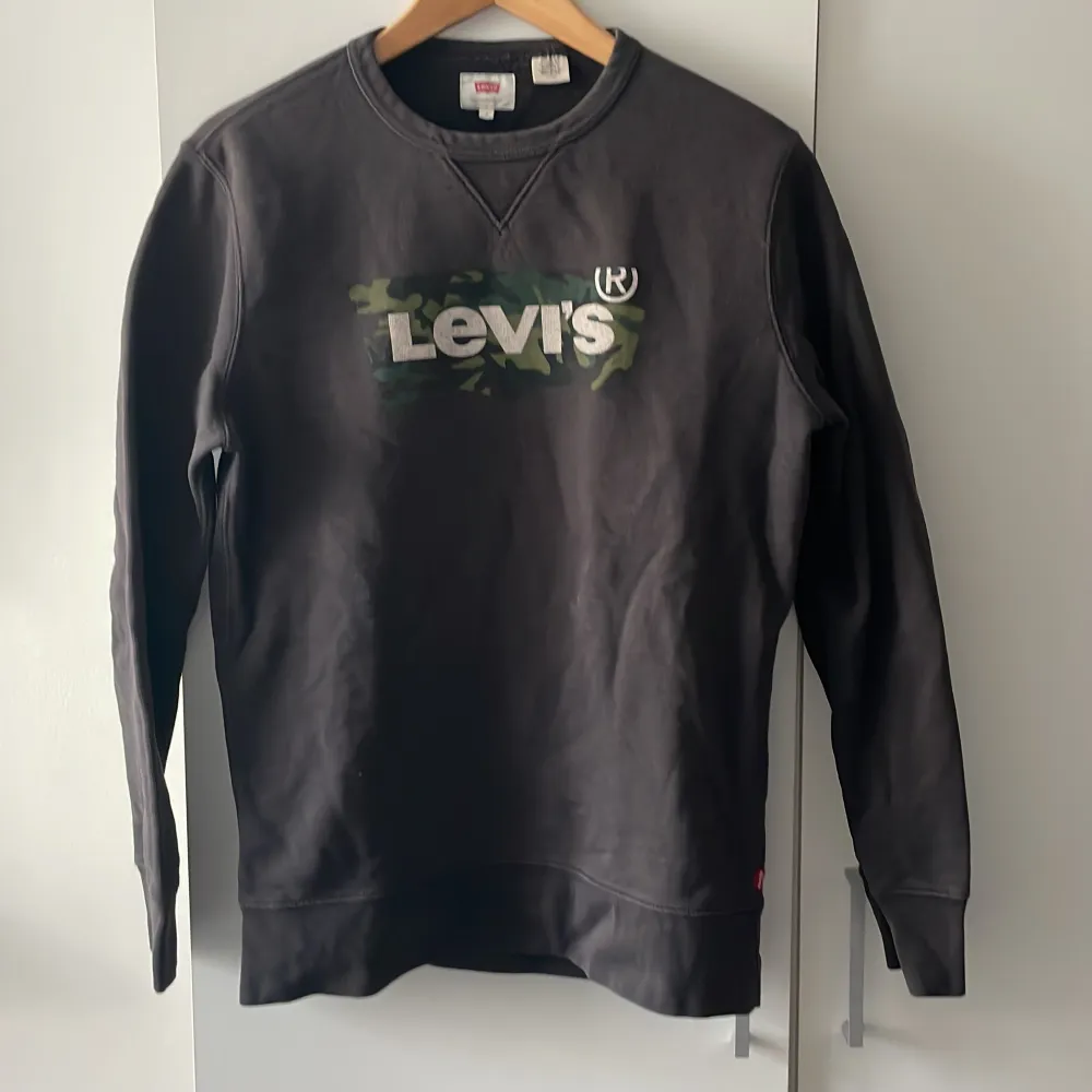 Säljer nu min Levi’s sweatshirt då den är en storlek S och är för liten för mig. Den sitter lösare i passformen och är väldigt skön då den inte är för tjock!. Tröjor & Koftor.