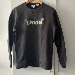 Säljer nu min Levi’s sweatshirt då den är en storlek S och är för liten för mig. Den sitter lösare i passformen och är väldigt skön då den inte är för tjock!