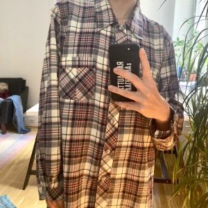 Vintage skjorta rutig - Vintage skjorta i mycket fin kvalitet. Storlek uppskattar jag till L. Jag på bilden är storlek s, 164 cm, så den är väldigt oversize på mig.  55% bomull.