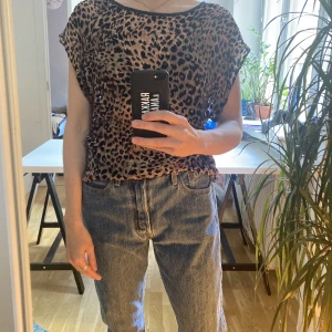 Dagmar blus - Leopardmönstrad blus/t-shirt från Dagmar. Stl 36. Väldigt skön och bekväm, fint fall.
