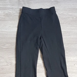 Utsvängda byxor - Köpte dom på gina-tricot Säljer dom för att dom är för små för mig.😊