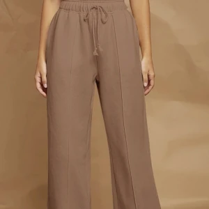 Mjukisbyxor  - Jag säljer den brun mjukisbyxor som jag bara har testat en gång. Den är i mycket bra kvalitet och ser ut som nya. Jag köpte den för 209 kr och tänker sälja den för 122 kr."