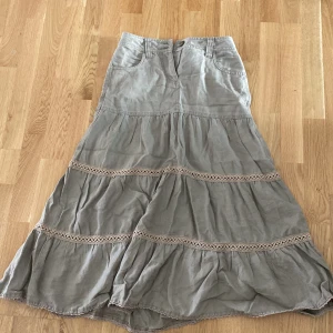 Grå/beige långkjol i linne - Härlig kjol i linnetyg!! Färgen är lite oklar men mer beigeaktig än vad som framgår på bild