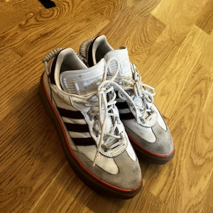Adidas x Ivy Park - Skor som är sparsamt använda från Adidas x Ivy Park. Storlek 38.