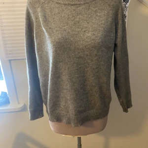 only stickad tröja - en grå stickad tröja från only i storleken s