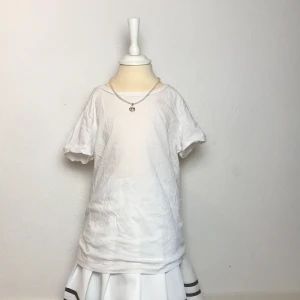 Vit t-shirt 🤍 - En helt vit t-shirt, säljer på grund av inte min storlek. 🤍 I storlek xs och från H&M. (vet inte om jag har kvar så skriv innan köp så kan jag leta upp)