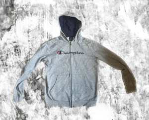 Champion Zip - Säljer denna fina Zip tröja från Champion. Storlek XL i barnstorlek vilket motsvarar Small. Bra skick. Köparen står för frakten:)