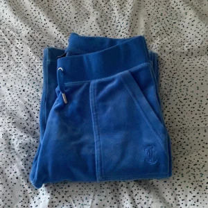 Juicy - Säljer mina fina Juicy byxor som jag bara använt ett par gånger.  Säljer dom för att dom tyvvär inte kommer till användning för att dom är förstora och skulle behöva gå ner en storlek.😐  För mer bilder kom privat🌟  