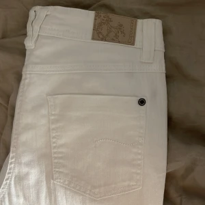 Cappuccini vita Jeans - Längd: 107 cm midja: 40 cm höft: 45 cm  Lår: 23/25 cm inseam: 81 cm 