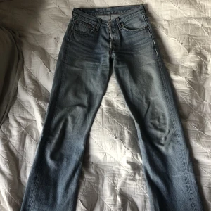 Levi’s 501 - Säljer mina Levis. Dom sitter tight över låren på mig. Har en reva på rumpan