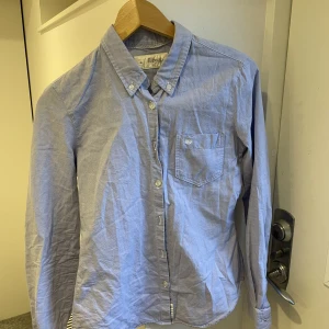 Redbird skjorta  - Tjena säljer nu min skjorta då när jag köpte den var den för liten och har bara legat. (Använt en gång) Billigare vid snabbare affär. Jag är 179 och är för liten på mig