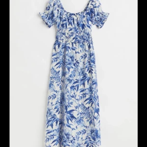 Blommig klänning H&M - Blommig klänning ifrån H&M. Använd en gång. Mycket fint skick.💙