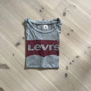 Grå levi’s t-shirt i bra skick, använd några gånger.