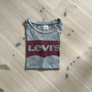 Levi’s t-shirt  - Grå levi’s t-shirt i bra skick, använd några gånger.