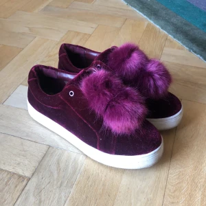 Sneakers - Ascoola vinröda sneakers i nåt typ av sammet material. Köpta på sellpy men var för stora på mig (har storlek 37).
