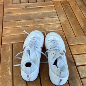 Fotbollsskor  - Bra kvalitet fotbollsskor fast man använder dom inne 