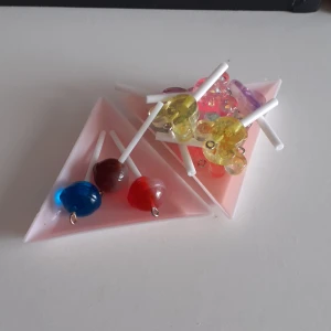 Klubbor Berlocker finns i 2 olika sorter - Frakt 15 kr och berlockerna kostar 2 kr st  så 1 för 2 kr