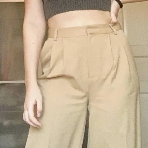 Kostymbyxor  - Jättesnygga kostymbyxor från HOSSxNAKD Storlek 38 men passar en S/M Köparen står för frakten 🌼