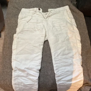 Linnebyxor  - Säljer dess linnebyxor från esprier då jag har växt ut dom. Byxor Na är helt ok skick dock så har de två fläckar som borde vara enkla att få bort