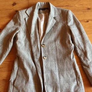 Kavaj  - Fin rutig kavaj köpt från beyond retro. Ett litet hål på höger sida. Storlek XS/M 