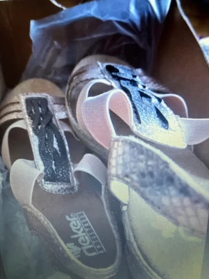 Rieker Sandaler  - Rieker sandaler  stl 39 sköna mycket bekväma rosa guldshimmer  frakt 99kr