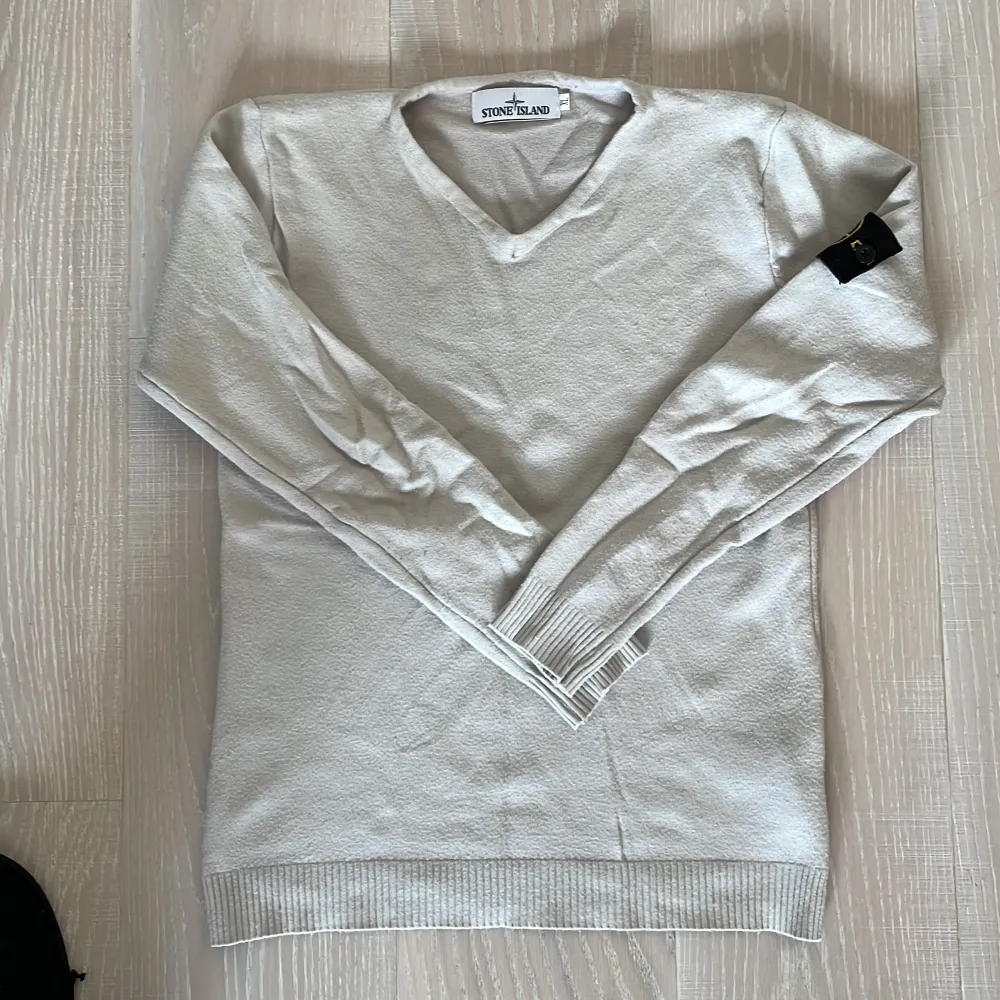 Stickad Stone Island tröja i storlek XL men sitter som S/XS för att den har blivit tvättad för varmt. OBS❗️oklart om den är äkta eller inte. Skick 8/10  Kom privat för fler bilder💯. Stickat.
