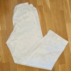 Pyjamasbyxor  - Pyjamasbyxor i silke från H&M Exckusif, storlek S. Priset är endast 50kr pga en liten defekt, se sista bilden. Skriv privat för fler bilder. Kan fraktas men köparen står för frakten 💗