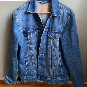 Jeansjacka herr  - Jeansjacka köpt på Zara.  Herrmodell, storlek M. Knappt använd.