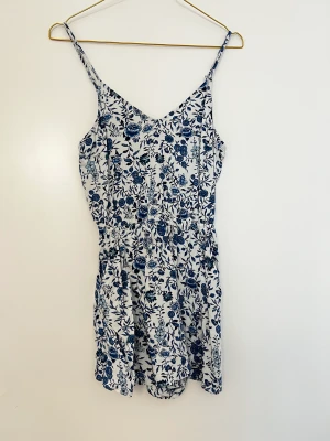 Vit blå blommig jumpsuit - Vit blå blommig jumpsuit med tunna band